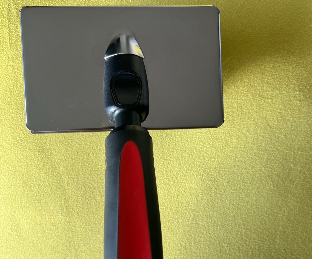 Cepillo rojo metálico