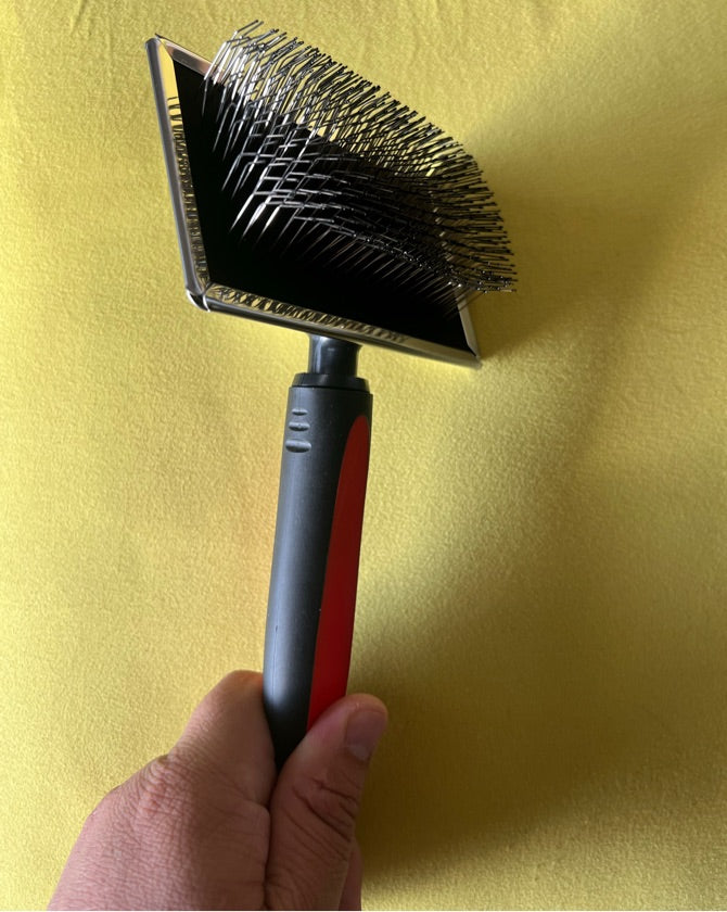 Cepillo rojo metálico