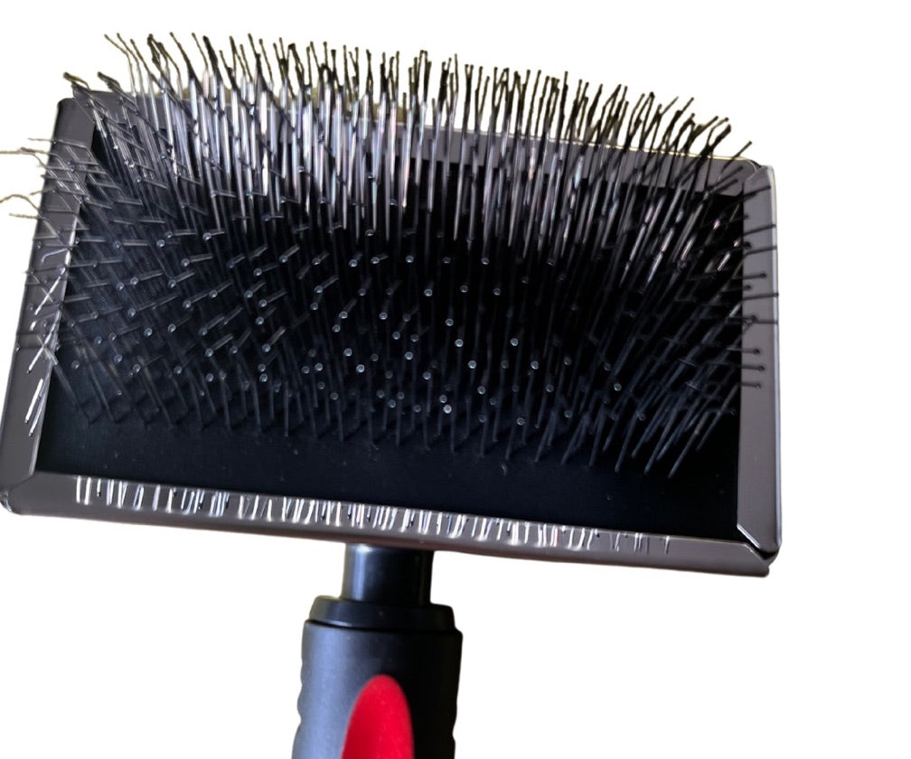 Cepillo rojo metálico