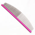 Peine Profesional C6704 – Forma de Media Luna, Mango de Aluminio fucsia 18cm y Dientes de Aguja Ligeros para Gatos y Perros - Multi Grooming Pet´s