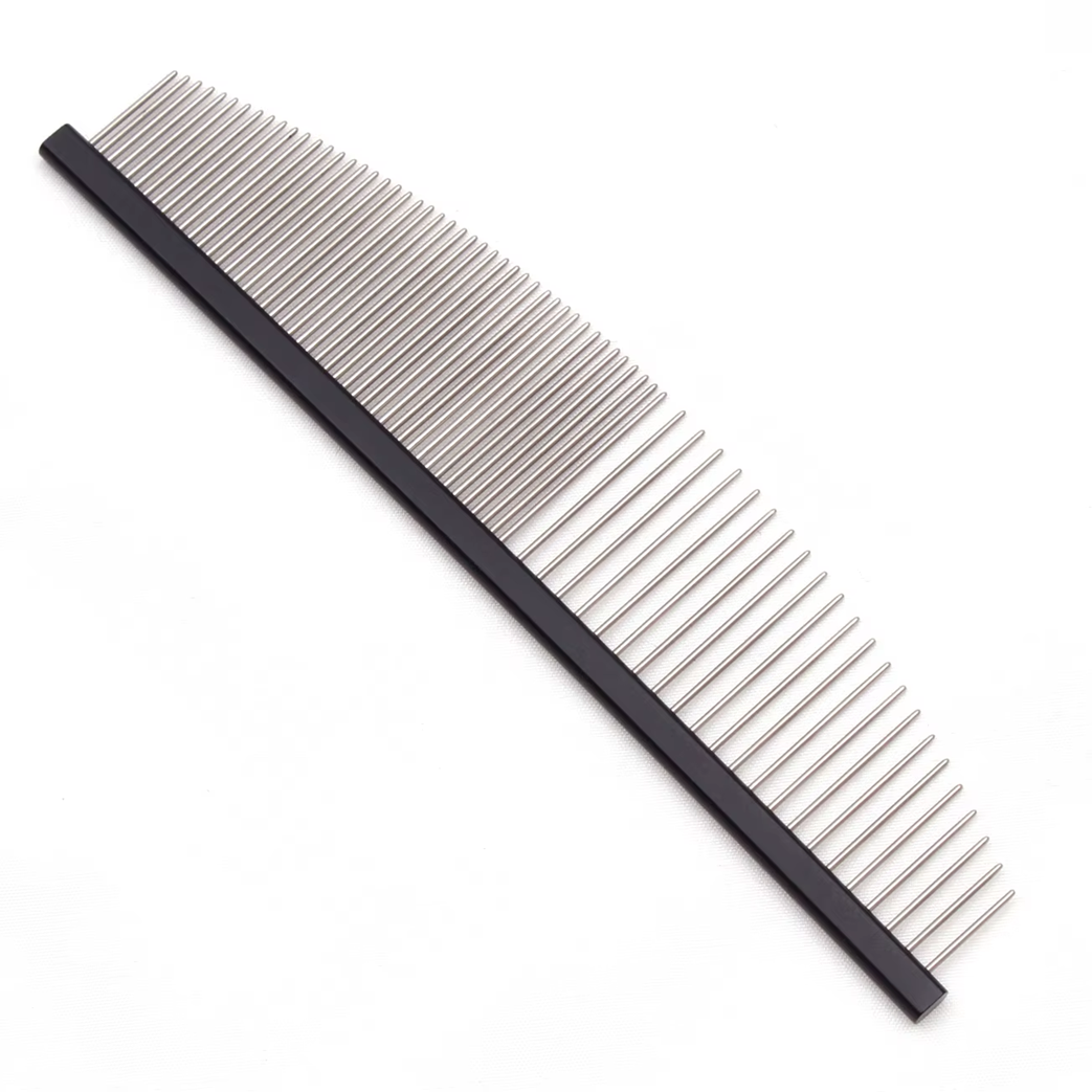 Peine Profesional C6704 – Forma de Media Luna, Mango de Aluminio negro 18cm y Dientes de Aguja Ligeros para Gatos y Perros
